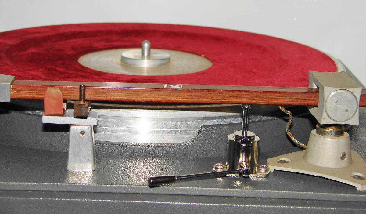 Tonearm lifting device for installation on a plinth.